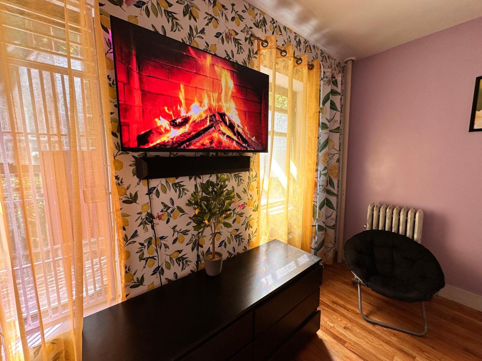 Lavender Queen Bright & Peaceful In Harlem Apartment New York